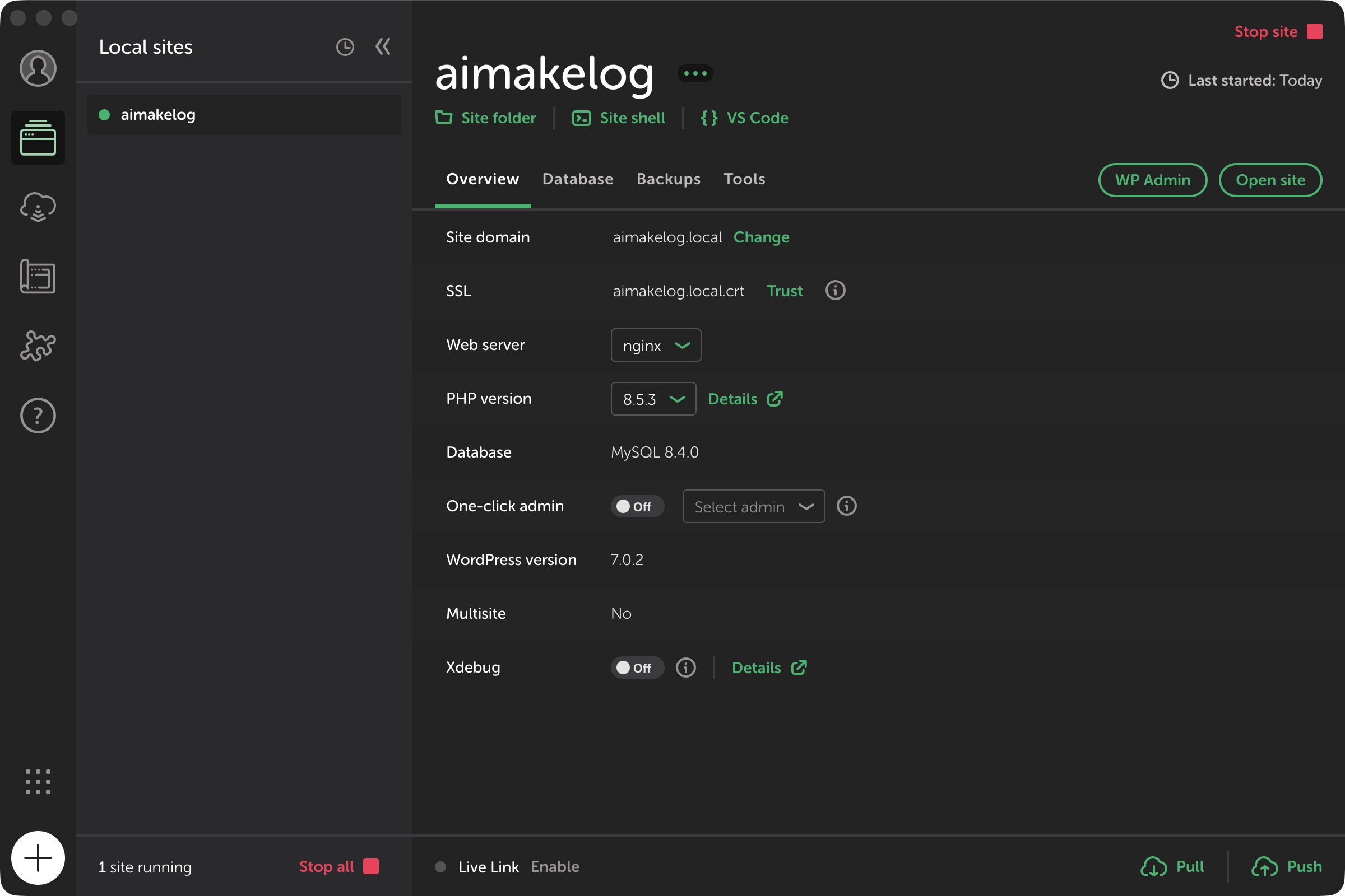 Local 앱 대시보드 화면: aimakelog 사이트의 도메인 aimakelog.local, PHP 8.5.3 버전 드롭다운, MySQL 8.4.0, 워드프레스 7.0.2 정보가 한 화면에 표시돼 있다
